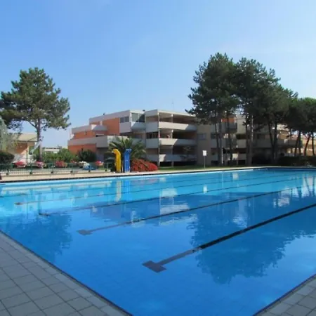 Апартаменты Flat With Terrace Overlooking The Pool Бибионе