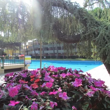 Flat With Terrace Overlooking The Pool Апартаменты *